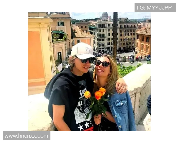 英国女模与足球明星的浪漫故事揭示了时尚与运动的完美结合