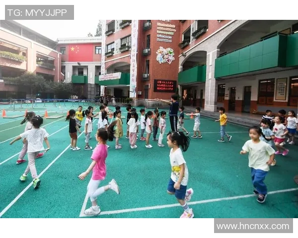 快乐的一年级足球课我们在操场上尽情踢球欢笑声不断